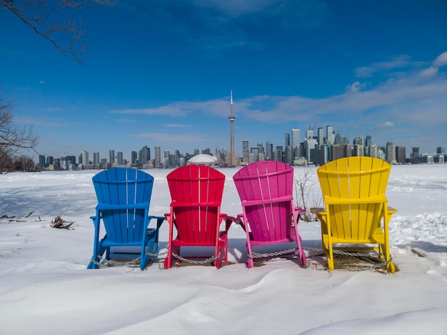 Uitzicht op de skyline van Toronto vanaf Toronto Islands met kleurrijke stoelen