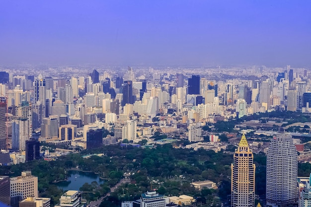 Uitzicht op de skyline vanaf de top van King Power Mahanakhon