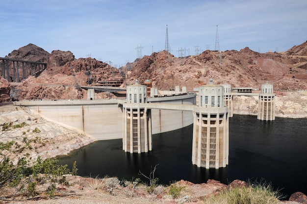 Uitzicht op de sluistorens boven Lake Mead bij Hoover Dam tussen de staten Arizona en Nevada, VS