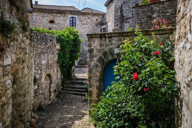 Uitzicht op de smalle maar mooie geplaveide straat van het middeleeuwse dorp Lanas, in Ardeche