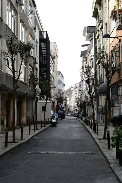 Uitzicht op de smalle straat van de stad met woongebouwen 10 april 2022 Istanbul Turkije