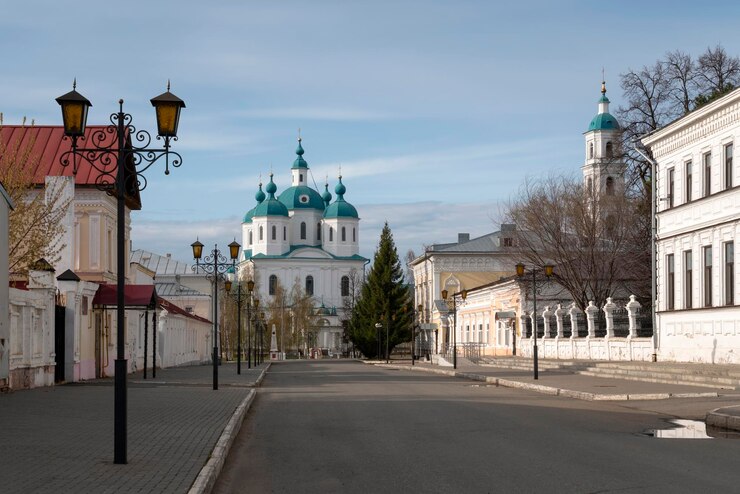 Uitzicht op de Spassky-kathedraal vanaf de Spassky-straat van de stad Yelabuga op een zonnige lentemorgen Yelabuga Tatarstan, Rusland