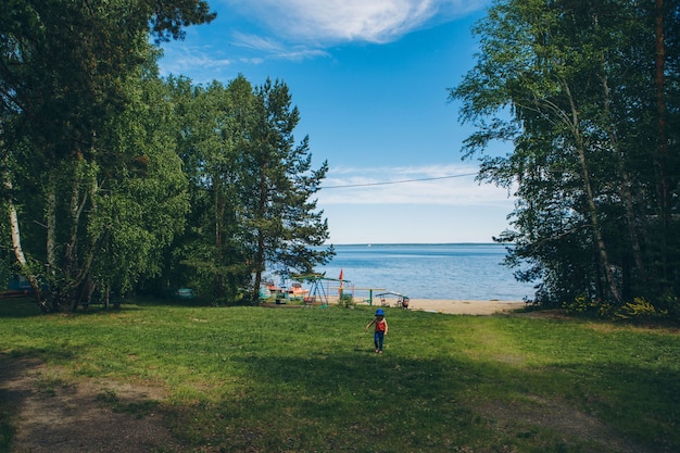 Uitzicht op de speeltuin aan het recreatiegebied aan het water