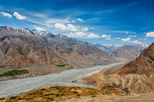 Uitzicht op de Spiti-vallei en de Spiti-rivier in de Himalaya in West-Tibet. Spiti-vallei, Himachal Pradesh, India