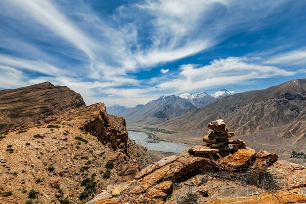 Uitzicht op de Spiti-vallei in de Himalaya met stenen cairn. Spiti-vallei, Himachal Pradesh, India