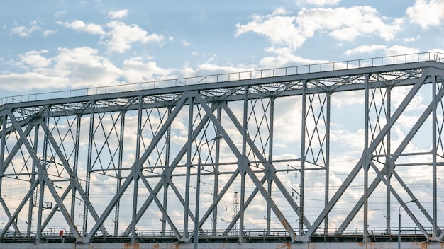 Uitzicht op de spoorbrug op de achtergrond van de lucht met prachtige wolken