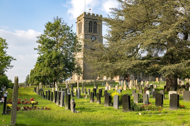 Uitzicht op de st.chads-kerk in hanmer, wales