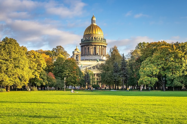 Uitzicht op de St. Isaac's Cathedral op een herfstdag