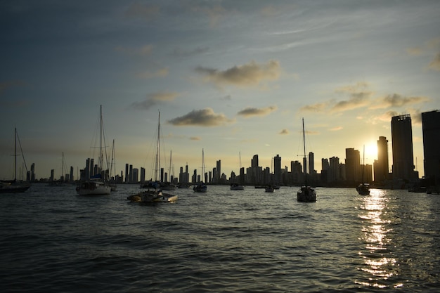 Uitzicht op de stad aan de waterkant bij zonsondergang