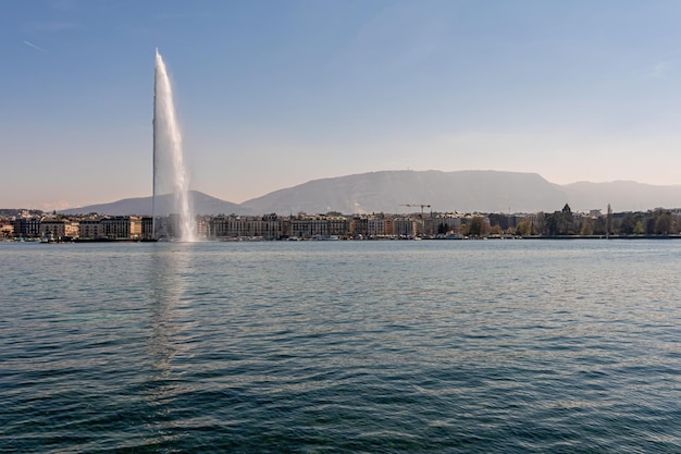 Uitzicht op de stad aan het water