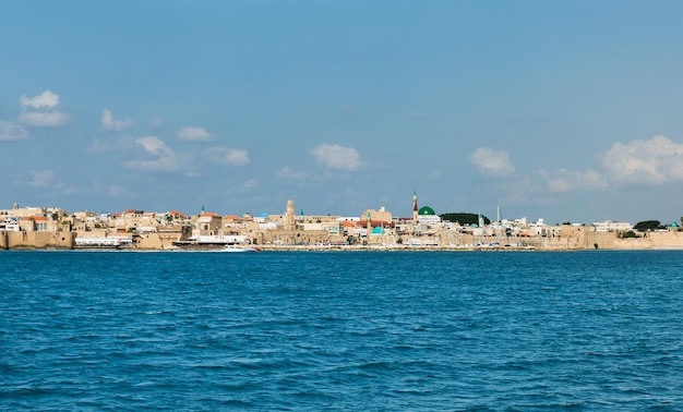 Uitzicht op de stad Akko vanaf de zee