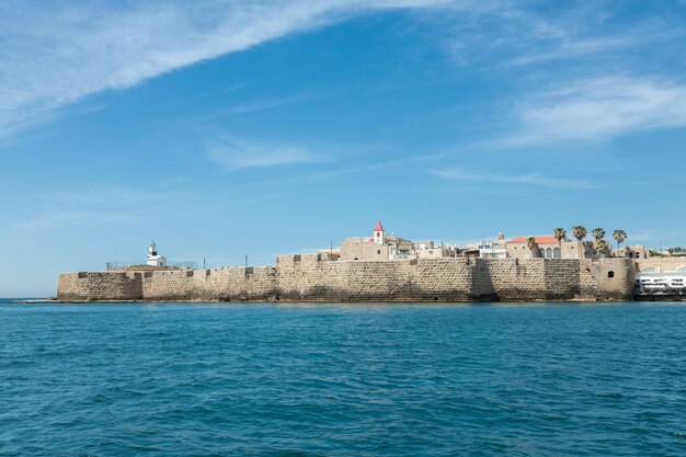 Uitzicht op de stad Akko vanaf de zee