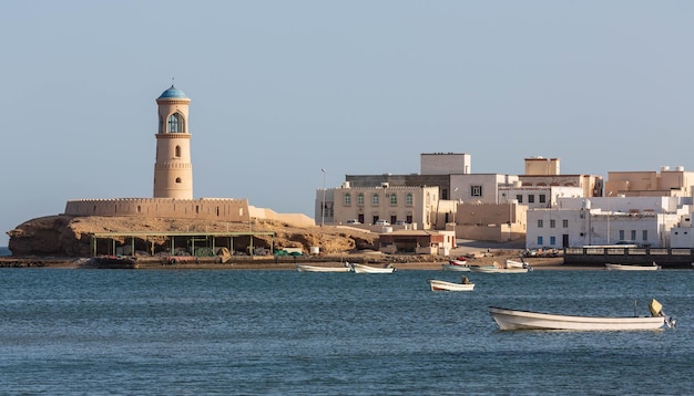 Uitzicht op de stad Al Ayjah en een uitkijktoren vanaf de Khor Al Batah-brug in Sur, Oman