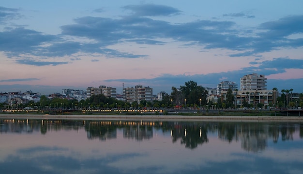 Uitzicht op de stad Antalya in de avond Reis- en vakantieconcept