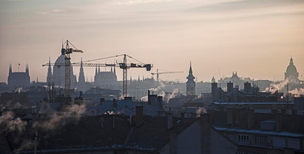 Uitzicht op de stad bij zonsondergang