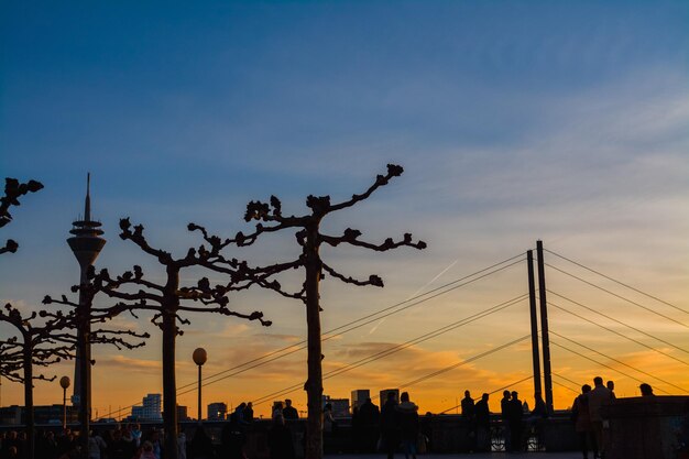 Uitzicht op de stad bij zonsondergang