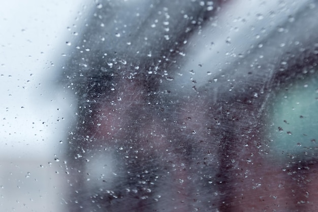 Uitzicht op de stad door nat glas een winterlandschap