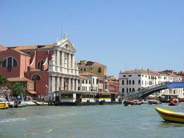 Uitzicht op de stad en het Canal Grande op een zomerdag in Venetië, Italië