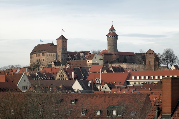 Uitzicht op de stad en het kasteel van Neurenberg van hoog boven de rode daken De vlaggen halfstok