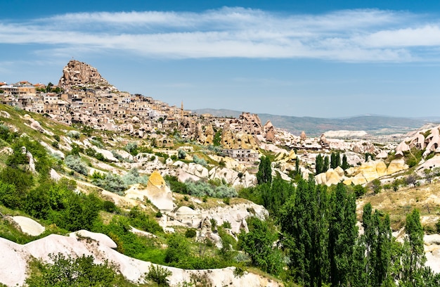 Uitzicht op de stad en het kasteel van Uchisar vanuit Pigeon Valley in Cappadocië, Turkije