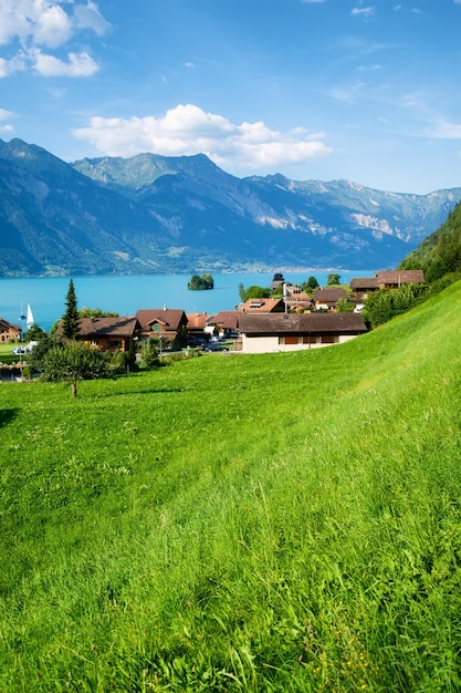 Uitzicht op de stad en het meer van Interlaken Natuurlijk landschap Landschap in Zwitserland op de dag timexA