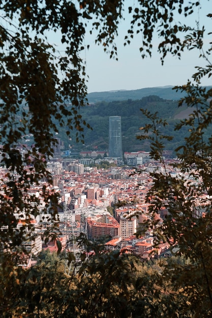 Uitzicht op de stad Girona vanaf de heuvel