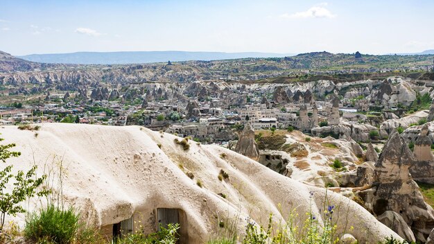 Uitzicht op de stad Goreme vanaf de berg in Cappadocië