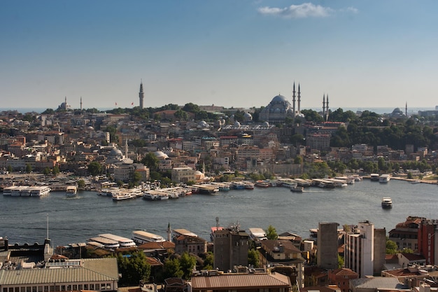 Uitzicht op de stad Istanbul vanaf de Galata-toren in de Gouden Hoorn-baai van Istanbul