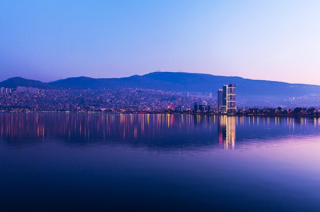 Foto uitzicht op de stad izmir turkije panorama van izmir na zonsondergang in het gouden uur vanaf de zee