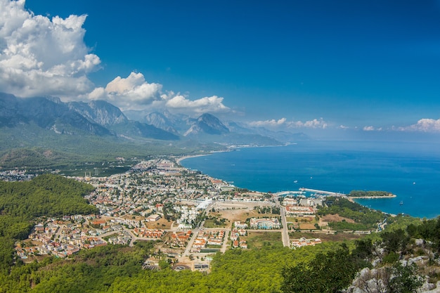 Uitzicht op de stad Kemer en de zee vanaf een berg. kalkoen