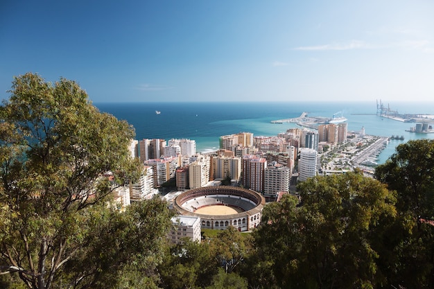 Uitzicht op de stad Malaga, met de arena van La Malagueta en de haven.