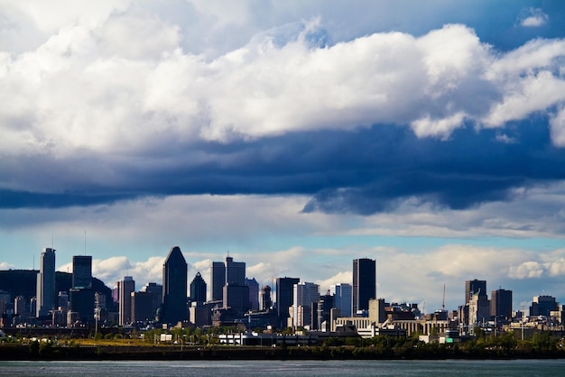 Uitzicht op de stad Montreal net voor een storm Alle logo verwijderdxA