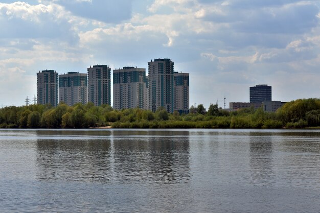 Uitzicht op de stad Nizjni Novgorod vanaf de rivier