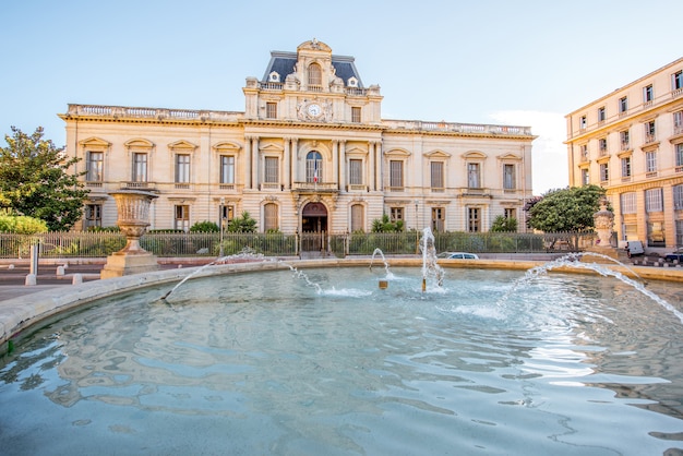 Uitzicht op de stad op het Martelarenplein met oude gebouwen en fontein tijdens het ochtendlicht in de stad Montpellier in Zuid-Frankrijk