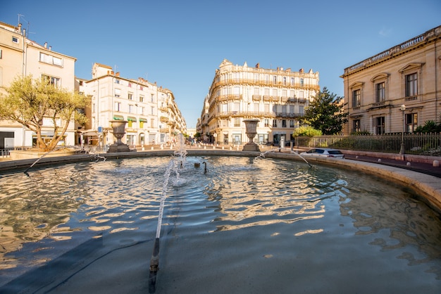 Uitzicht op de stad op het Martelarenplein met oude gebouwen en fontein tijdens het ochtendlicht in de stad Montpellier in Zuid-Frankrijk