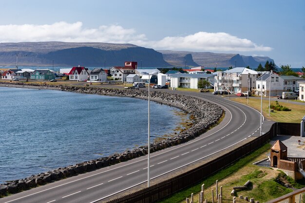 Uitzicht op de stad Patreksfjordur in de Westfjord tijdens de zomer