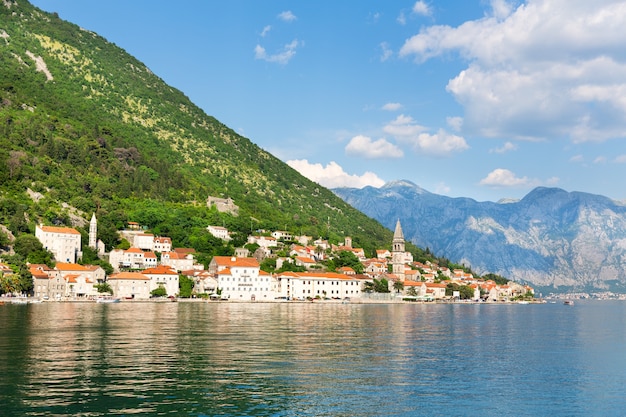 Uitzicht op de stad Perast, Montenegro