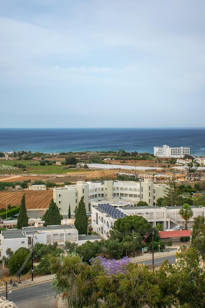 Foto uitzicht op de stad protaras vanaf de top van de berg waarop de kerk van de profeet elia staat