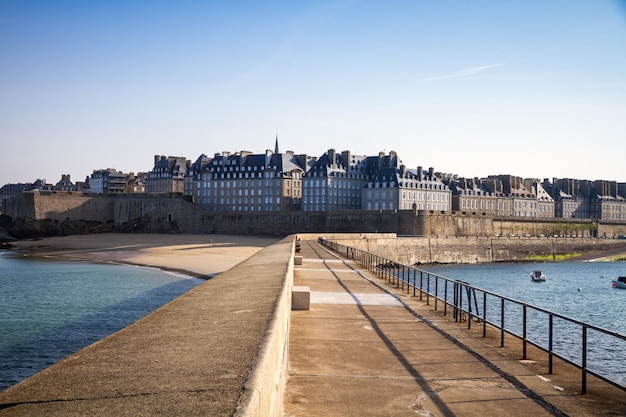 Uitzicht op de stad SaintMalo vanaf de vuurtorenpier Bretagne Frankrijk