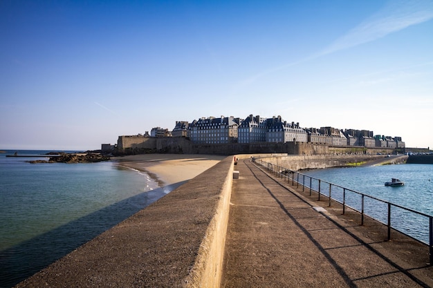 Uitzicht op de stad SaintMalo vanaf de vuurtorenpier Bretagne Frankrijk