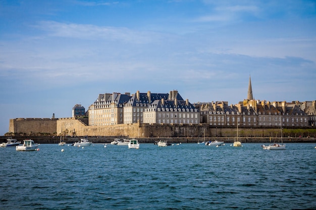 Uitzicht op de stad SaintMalo vanaf de zee Bretagne Frankrijk