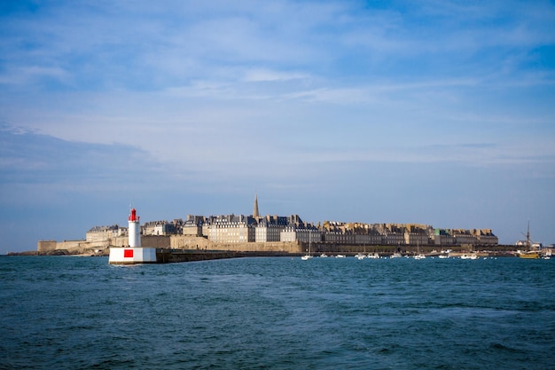 Uitzicht op de stad SaintMalo vanaf de zee Bretagne Frankrijk