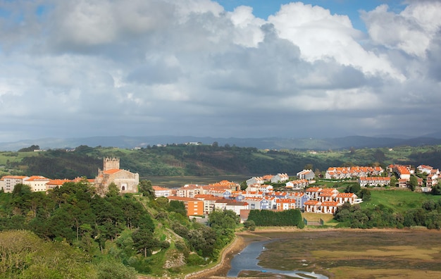 Uitzicht op de stad San Vicente de la Barquera Spanje