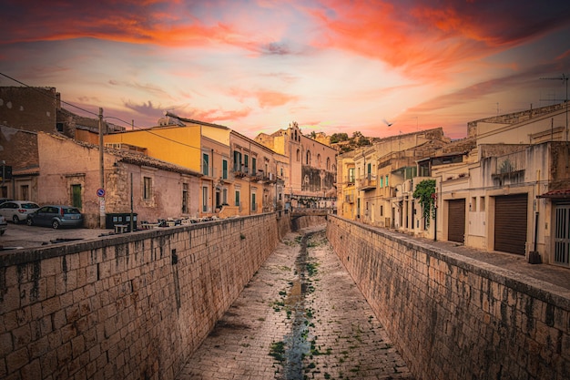 Uitzicht op de stad Scicli op Sicilië bij zonsondergang. Italië.