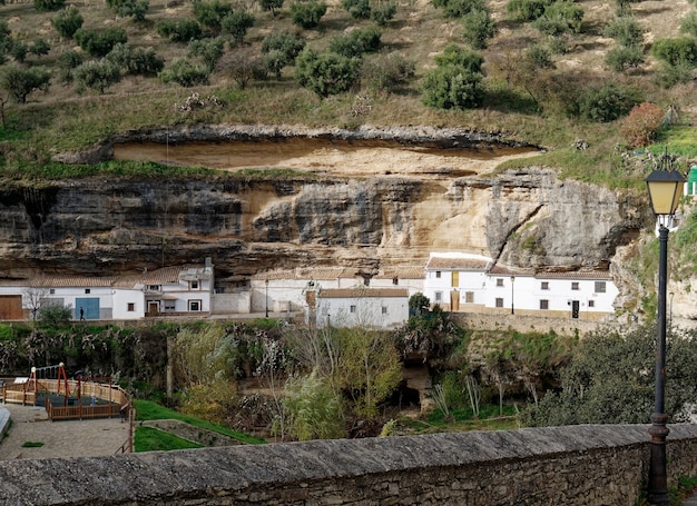 Uitzicht op de stad Setenil de las Bodegas.