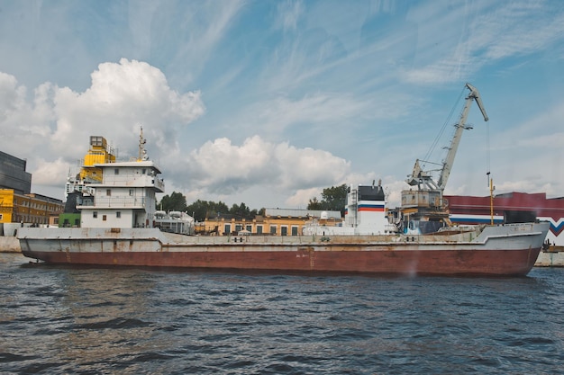 Uitzicht op de stad Sint-Petersburg vanaf het motorschip 1132