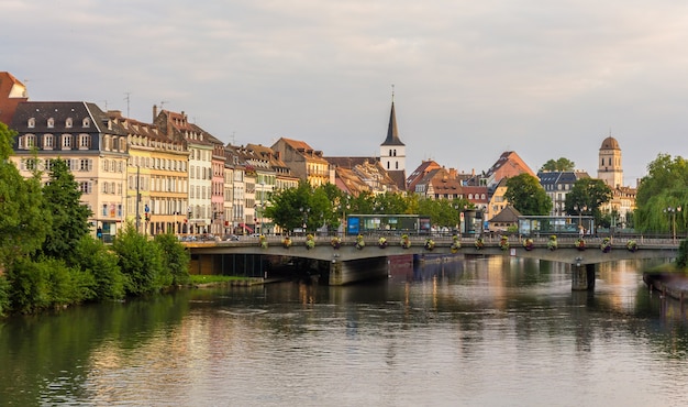 Uitzicht op de stad Straatsburg over de rivier de Ill