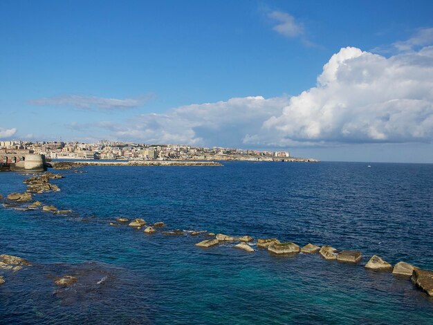 uitzicht op de stad Syracuse en de kust van de Ionische Zee op een zonnige dag op Sicilië