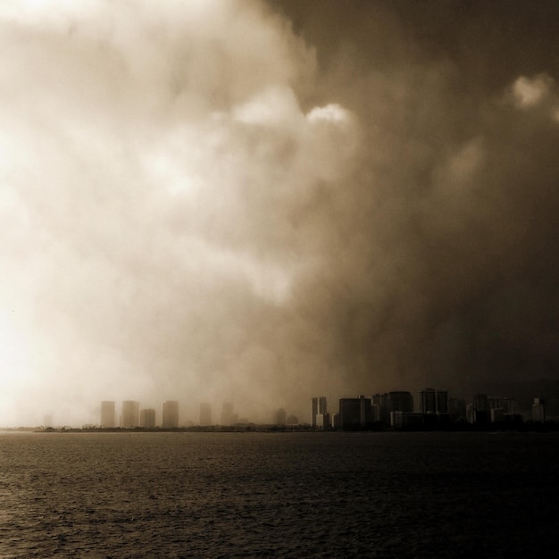 Foto uitzicht op de stad tegen een bewolkte hemel