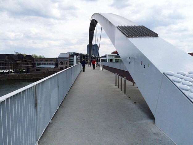 Foto uitzicht op de stad tegen een bewolkte lucht